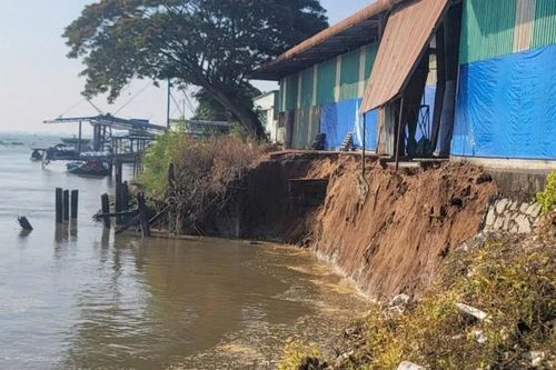 Sạt lở bờ sông Hậu dài 50m, khoét sâu 15m