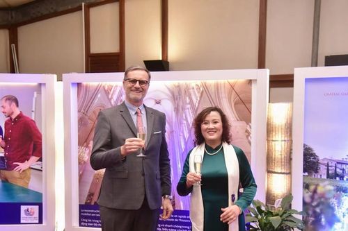 Nữ giáo sư Việt Nam nhận Huân chương Cành cọ danh giá của Pháp