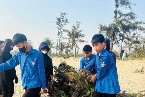 Tuổi trẻ Hà Tĩnh ra quân làm sạch biển, sẵn sàng vào mùa du lịch