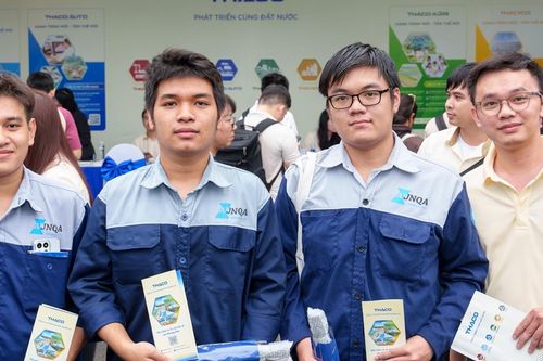 Sinh viên kỹ thuật chưa tốt nghiệp đã 'đắt như tôm tươi'