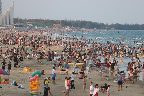 Nắng nóng oi bức, du khách đổ về biển Vũng Tàu chen chân 'giải nhiệt' cuối tuần