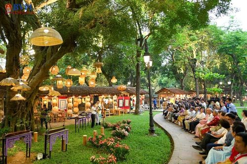 Không gian đèn lồng rực rỡ giữa lòng Hà Nội