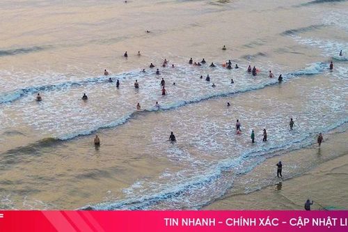 Người dân, du khách thích thú tắm biển từ sáng sớm