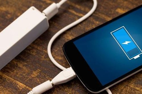 Thói quen sạc điện thoại qua đêm tưởng vô hại, nhưng đang 'giết dần' pin của bạn