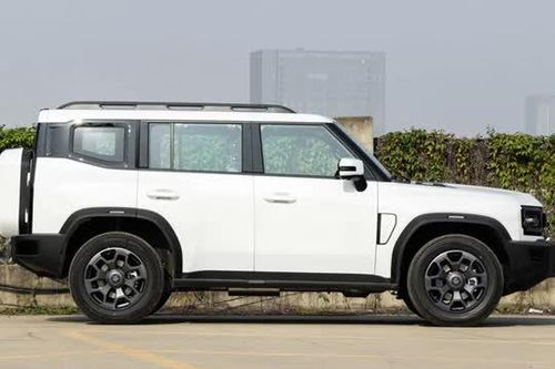 SUV địa hình 7 chỗ công suất 610 mã lực, giá hơn 730 triệu đồng