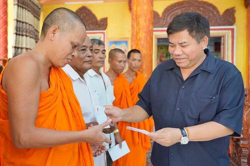 Thứ trưởng Y Thông thăm, chúc Tết Chôl Chnăm Thmây đồng bào Khmer tại An Giang
