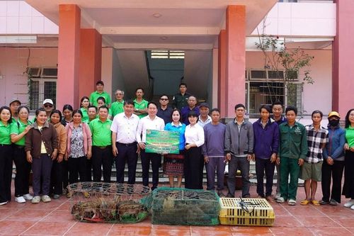 Hội Nông dân phường Ngũ Hành Sơn trao sinh kế cho người dân xã Avương