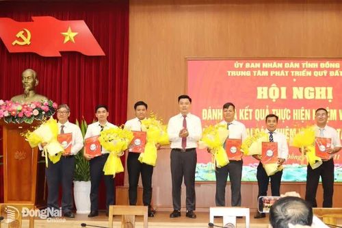 Trung tâm Phát triển quỹ đất Đồng Nai trao quyết định về công tác cán bộ