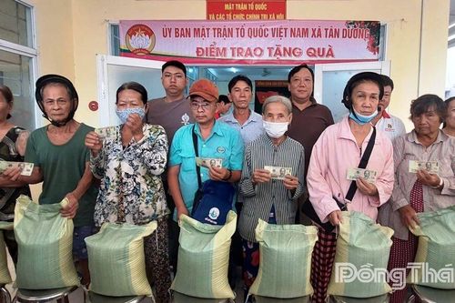 Xã Tân Dương: Trao 500 phần quà nghĩa tình cho hộ nghèo, cận nghèo và hộ có hoàn cảnh khó khăn