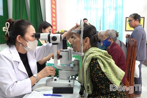 Xã Tân Thạnh: Khám mắt nhân đạo cho hơn 300 người có hoàn cảnh khó khăn
