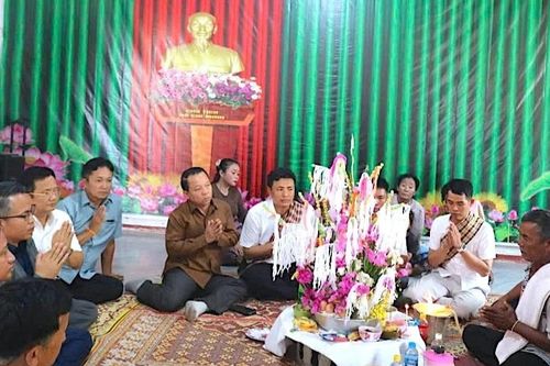 Công ty Hợp tác kinh tế 385 tặng 108 suất quà cho công nhân và người dân Lào