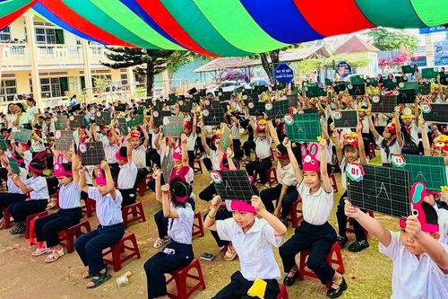 Hơn 100 học sinh tham gia hội thi 'Rung chuông vàng tiếng Anh'