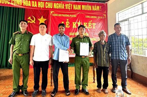 Công an phường Pleiku kết nghĩa với làng Amơng