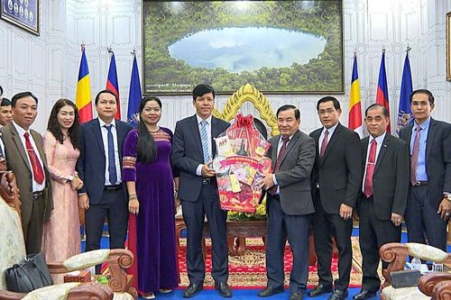 Ủy ban MTTQ Việt Nam tỉnh Gia Lai thăm, chúc Tết Mặt trận Đoàn kết phát triển Tổ quốc Campuchia tỉnh Ratanakiri
