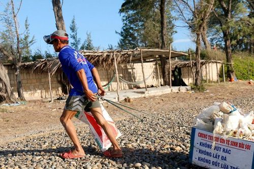 Người âm thầm 'giữ sạch' bãi đá 7 màu ở Liên Hương