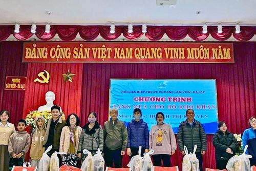 Trao 100 phần quà cho hộ dân khó khăn phường Lâm Viên - Đà Lạt