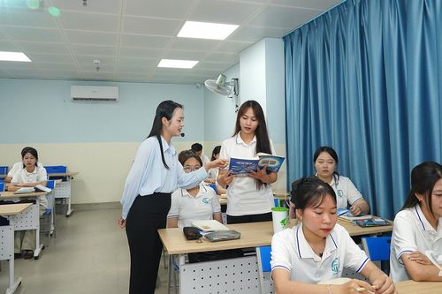Đón sóng đầu tư: Ngoại ngữ trở thành 'tiêu chuẩn mới' của nhân lực