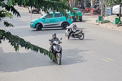Khoảnh khắc nam sinh đi xe máy tốc độ cao đâm thẳng vào ô tô đang quay đầu
