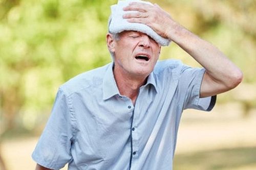 Người cao tuổi cần làm gì trước nguy cơ mắc các bệnh mùa nóng ?