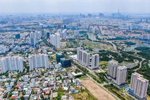 Bất động sản TP.HCM: Thanh khoản lao dốc, giá vẫn leo thang