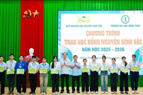 Quỹ Khuyến học Nguyễn Sinh Sắc trao gần 900 triệu đồng học bổng cho sinh viên Đại học Đồng Tháp