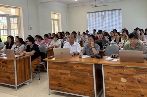 Hơn 60 cán bộ, giáo viên phường Tân Giang tập huấn nâng cao năng lực số, ứng dụng AI trong giáo dục