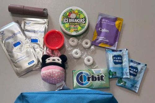 Khi áp lực bủa vây, nhiều người trẻ mang theo 'túi lo âu' như một cách tự cứu mình mỗi ngày