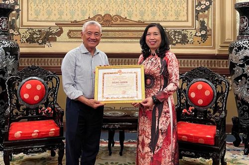 Tặng bằng khen cho Tiến sĩ Nguyễn Thanh Mỹ - doanh nhân kiều bào Canada