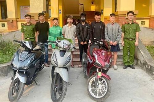 Triệu tập 11 thanh thiếu niên dùng chai lọ ném vào người đi đường gây thương tích