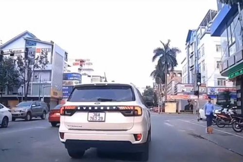 CSGT Thanh Hóa điều tra vụ ô tô 36A-763.29 lấn làn, chèn ép xe khác giữa phố