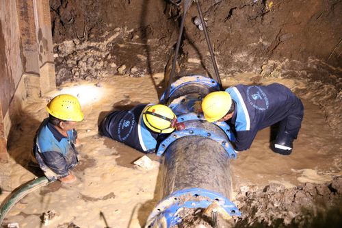 TP.HCM: Nhiều phường tạm ngưng cấp nước do sự cố rò rỉ trên tuyến ống lớn