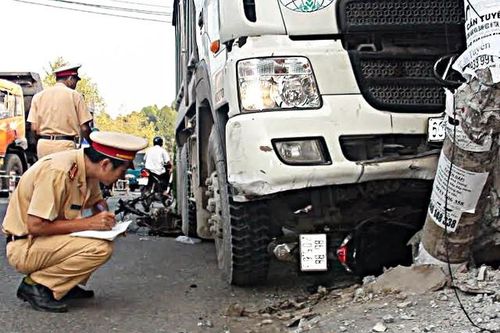 Tài xế xe tải ben bị 'khoán chuyến', có ngày cầm lái tới 15 tiếng