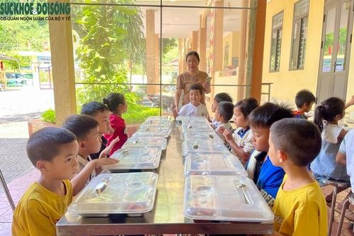 Vượt khó để học sinh vùng cao có những bữa cơm ngon, an toàn tại trường