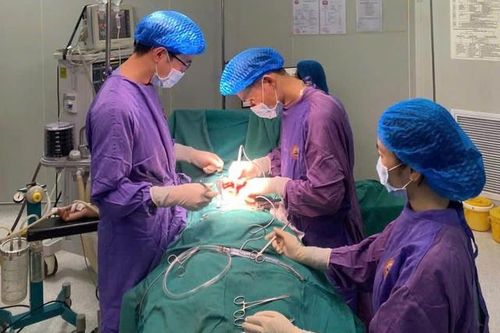 Cứu sống bệnh nhân 79 tuổi thủng đại tràng, viêm phúc mạc nguy kịch