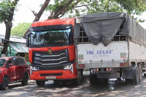 Người dân bất an khi lưu thông trên Quốc lộ 27 chật hẹp, xuống cấp, nhiều xe tải
