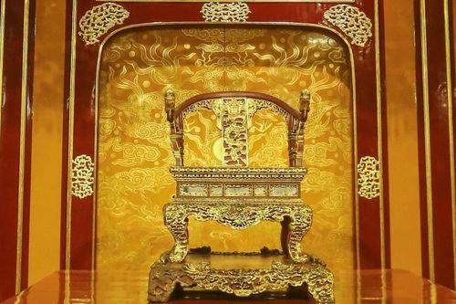 Sau 1 năm bị xâm hại, ngai vua triều Nguyễn vẫn chưa được phục chế