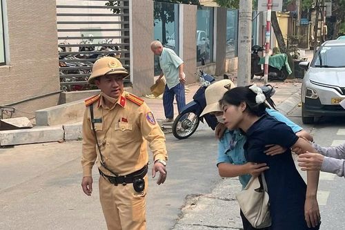 Nhân viên xe buýt kịp thời sơ cứu hành khách bị ngất, đưa đến bệnh viện