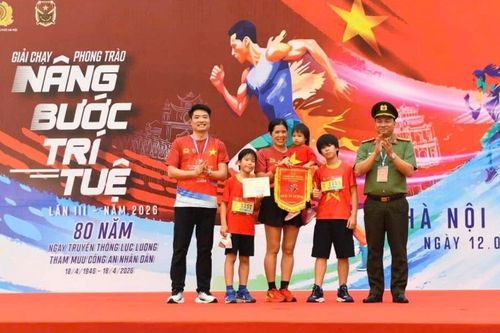 Mẹ bỉm sữa đẩy xe nôi cùng 3 con chinh phục Giải chạy 'Nâng bước trí tuệ'