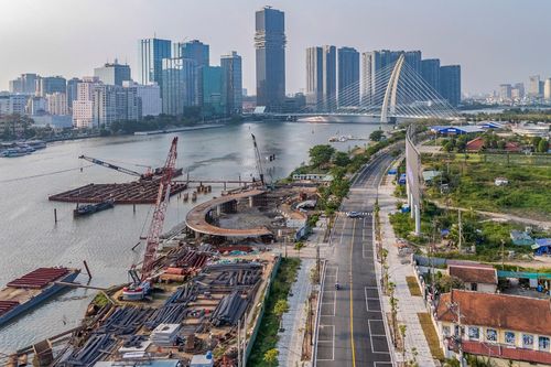 Cầu đi bộ nghìn tỷ qua sông Sài Gòn sau một năm thi công