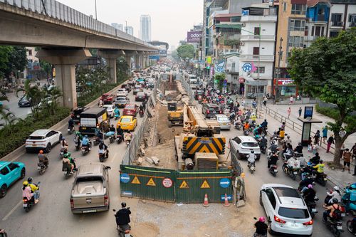 Rào chắn thi công bủa vây Hà Nội