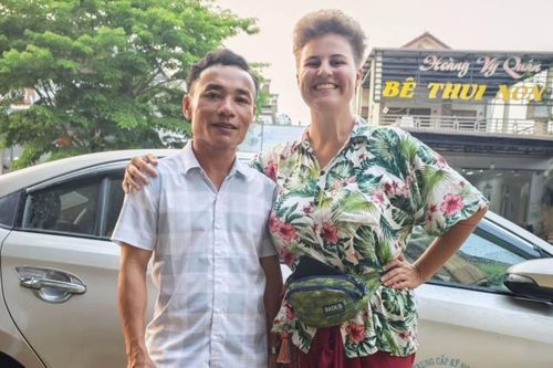 Cô gái Ba Lan tưởng 'lừa đảo' khi được tài xế Việt chở miễn phí 260 km