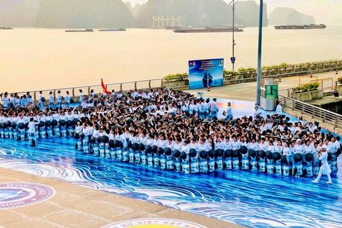 Áo dài Việt Nam tạo thành màn trình diễn kỷ lục bên bờ vịnh Hạ Long