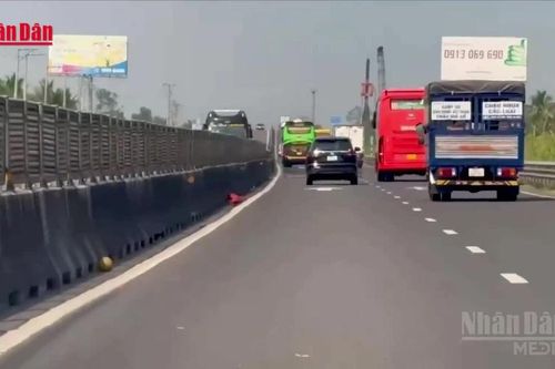 Rác thải xuất hiện trên cao tốc TP Hồ Chí Minh – Trung Lương – Mỹ Thuận – Cần Thơ, tiềm ẩn nguy cơ mất an toàn