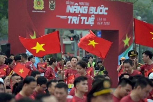 Gần 1.000 người tham gia Giải chạy phong trào 'Nâng bước trí tuệ' lần III