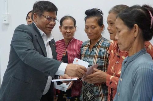 Chúc Tết, tặng quà đồng bào Khmer nhân dịp năm mới