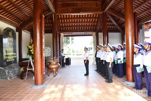 Chiến sĩ mới Vùng 5 Hải quân tham quan Trại giam Phú Quốc