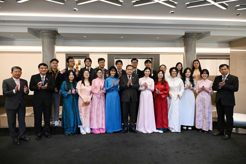 Chủ tịch Quốc hội Trần Thanh Mẫn gặp mặt Hội sinh viên và các lưu học sinh tiêu biểu của Việt Nam ở Italy