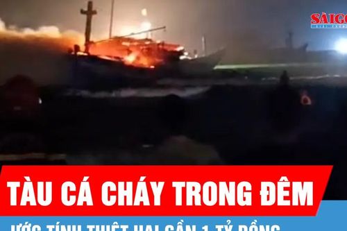Đang neo đậu, tàu cá ở Quảng Ngãi bất ngờ bốc cháy dữ dội