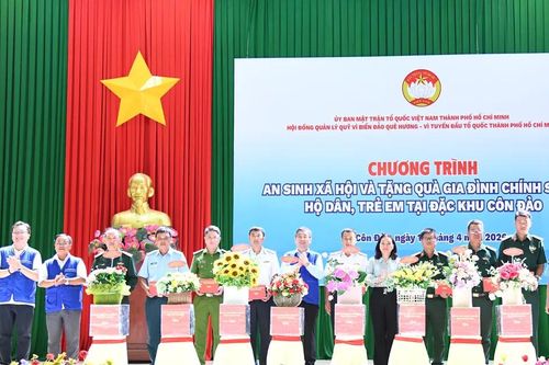 Nhiều chương trình an sinh xã hội, tặng quà cho chiến sĩ, ngư dân tại đặc khu Côn Đảo