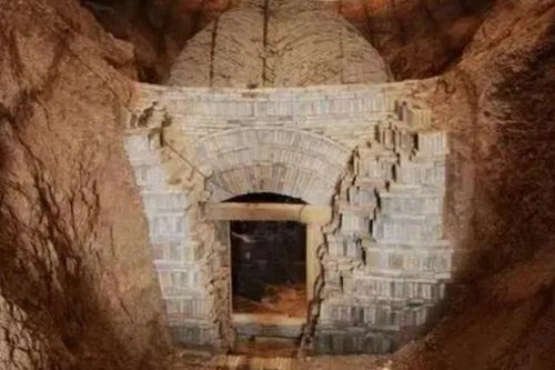 Mở quan tài lăng mộ cổ, công nhân chết lặng vì thứ còn sót lại